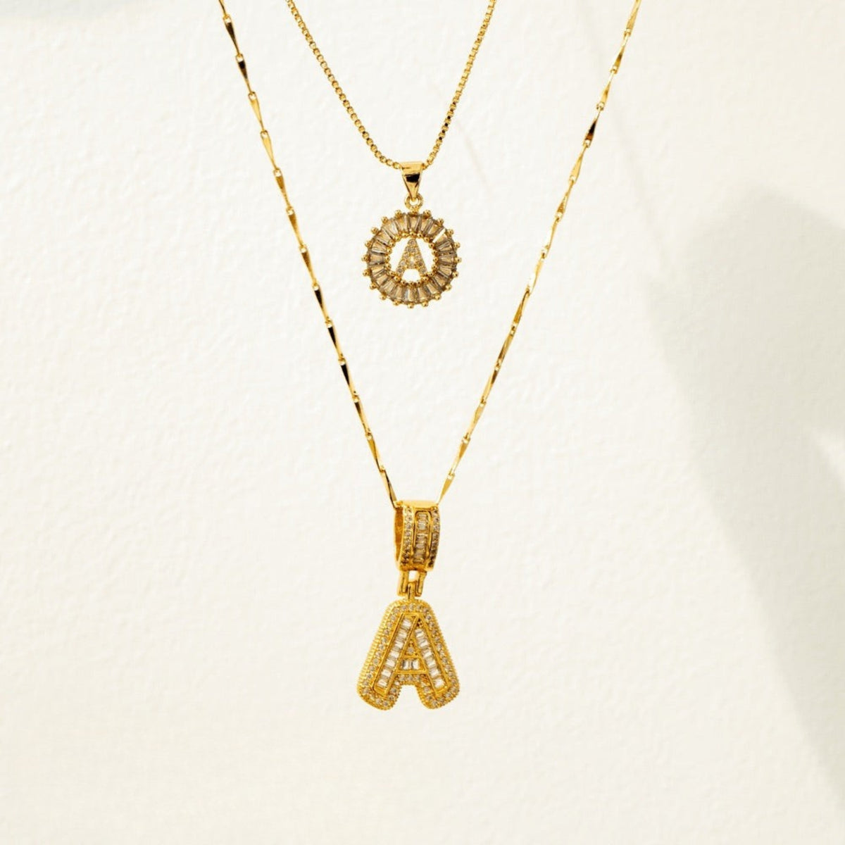 Collier initiale diamant doré