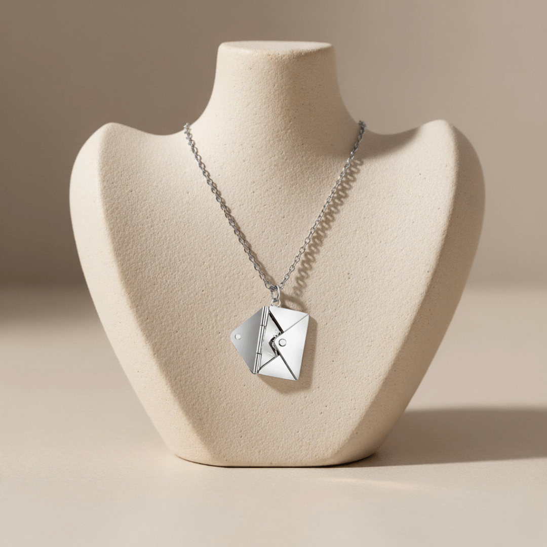 Écrin d’Amour | Collier lettre dorée