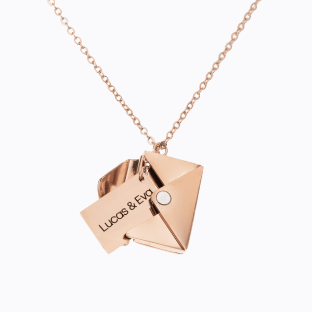 Écrin d’Amour | Collier lettre dorée