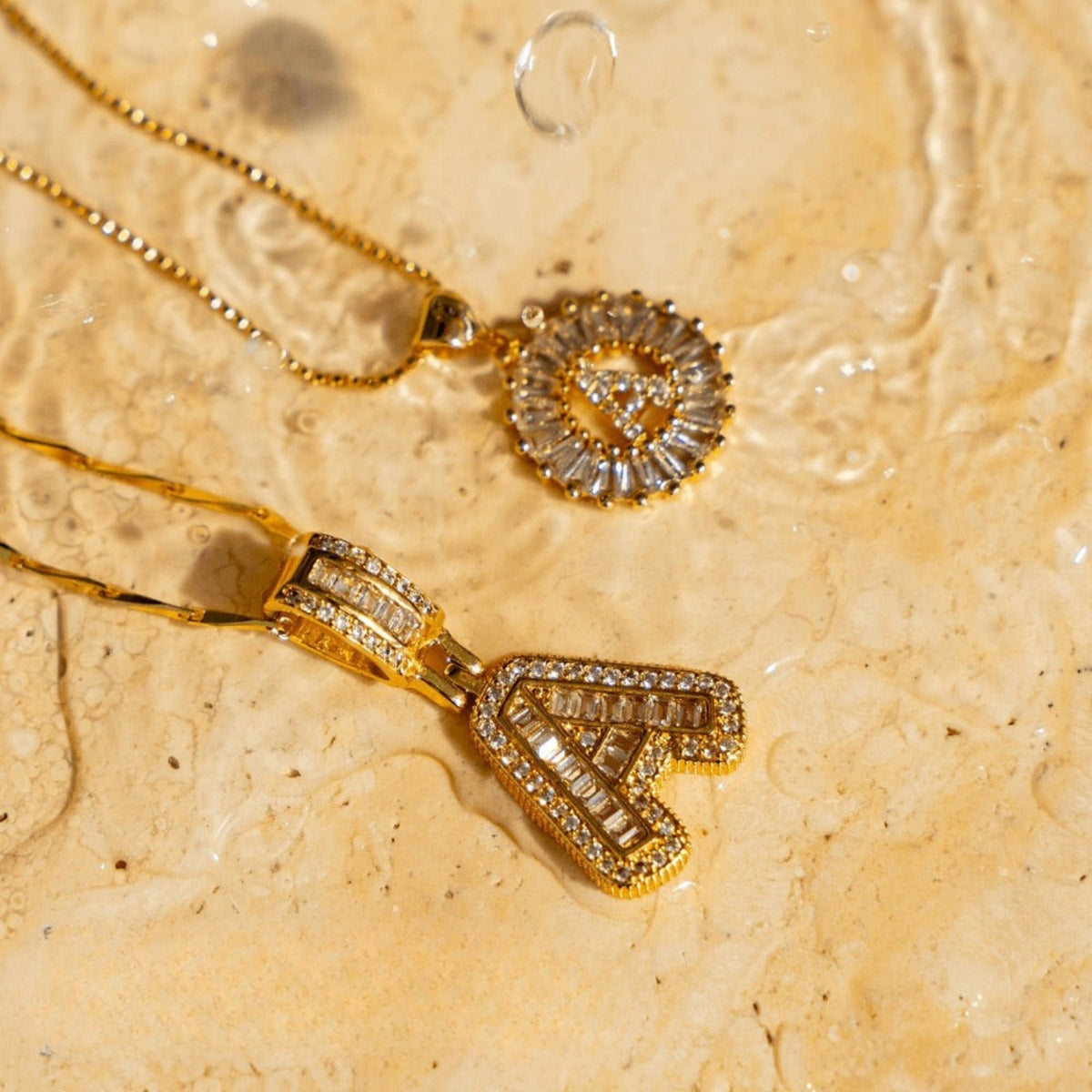 Collier initiale diamant doré