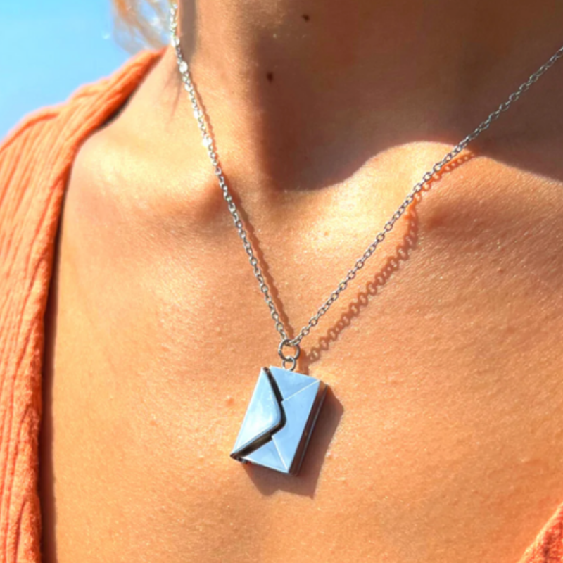 Écrin d’Amour | Collier lettre dorée